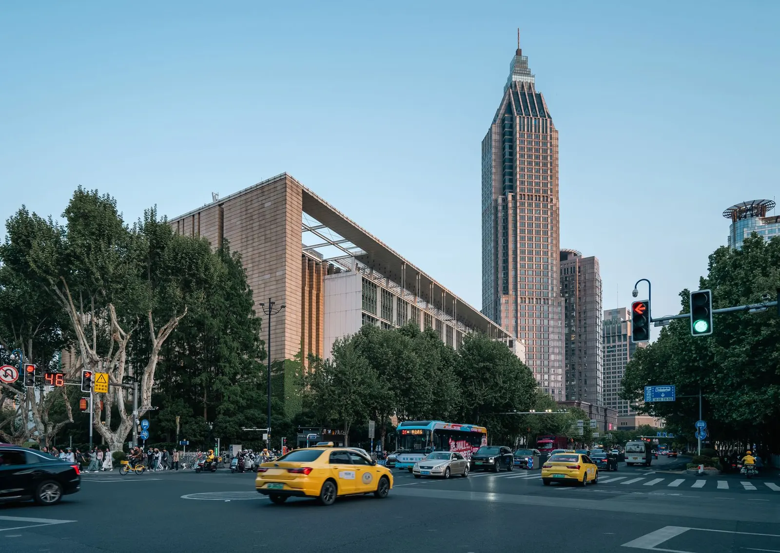 深圳外贸建站技术选型框架示意图，包含 WordPress 多语言配置、AI 内容生成流程与 GEO 优化检查点