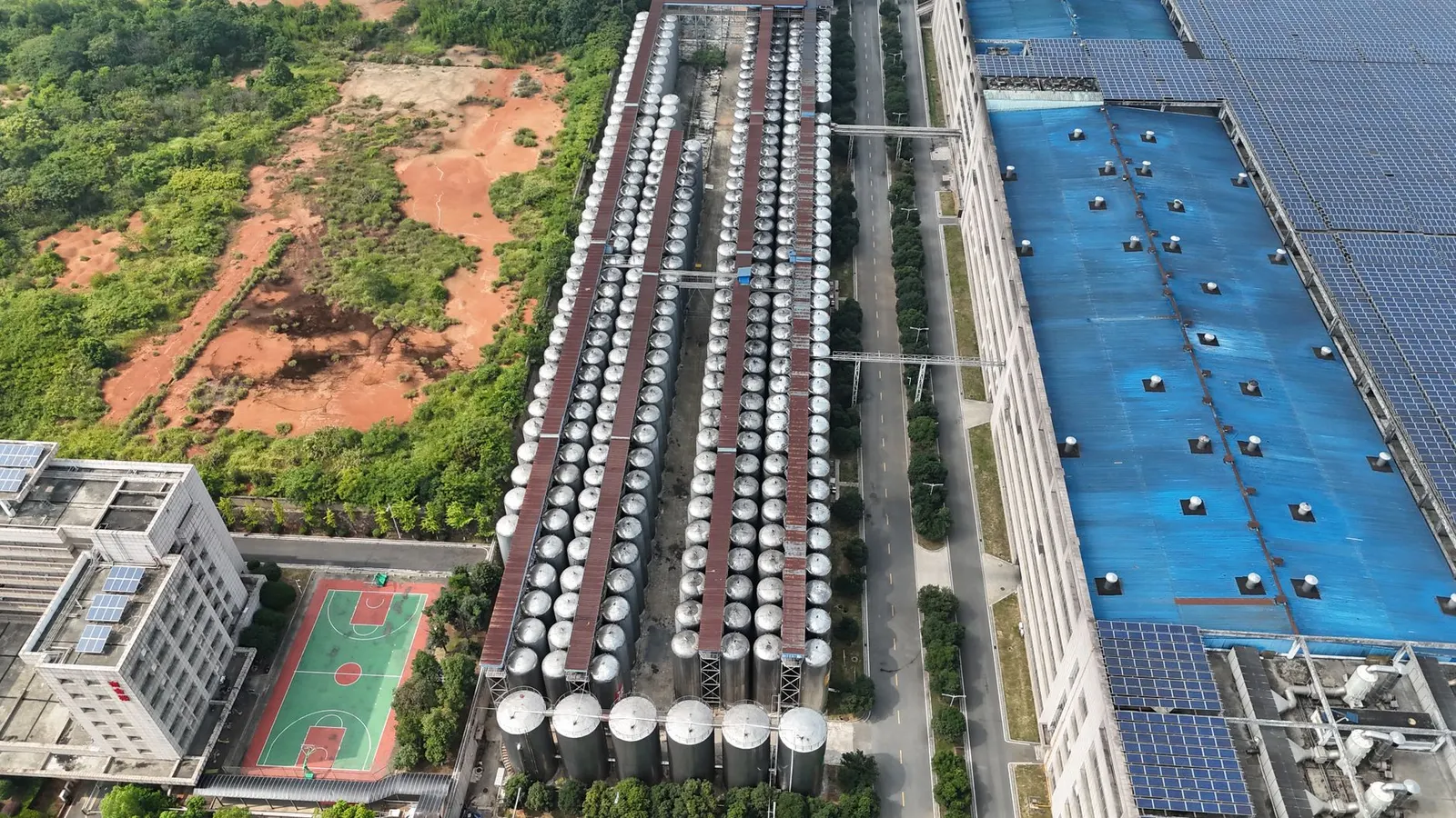 潍坊化工外贸网站产品详情页展示MSDS下载按钮和运输危险品信息弹窗的界面截图